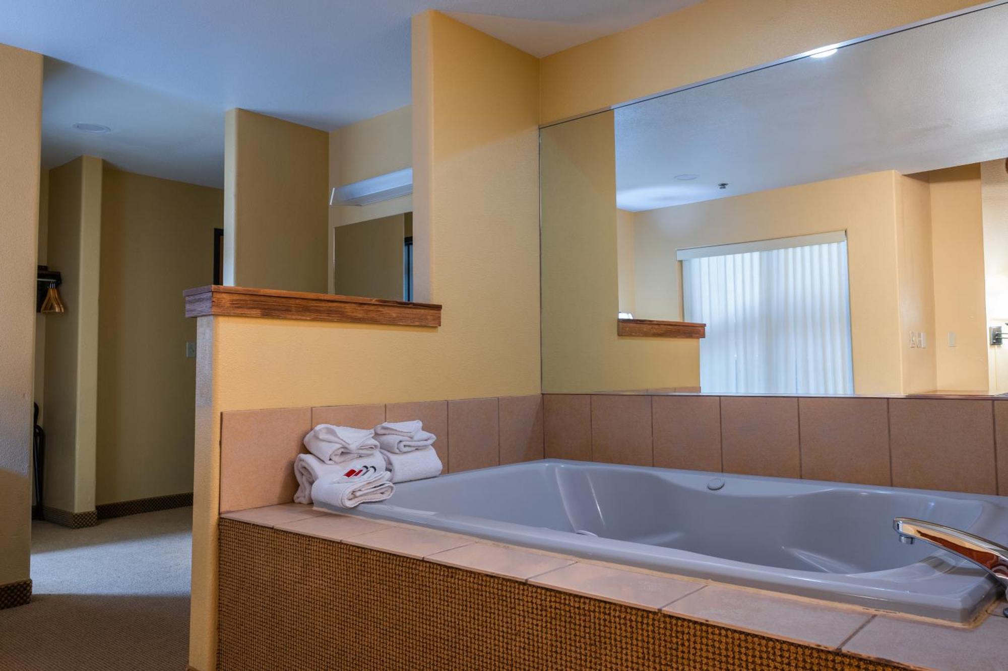 Pinedale Hotel & Suites ภายนอก รูปภาพ